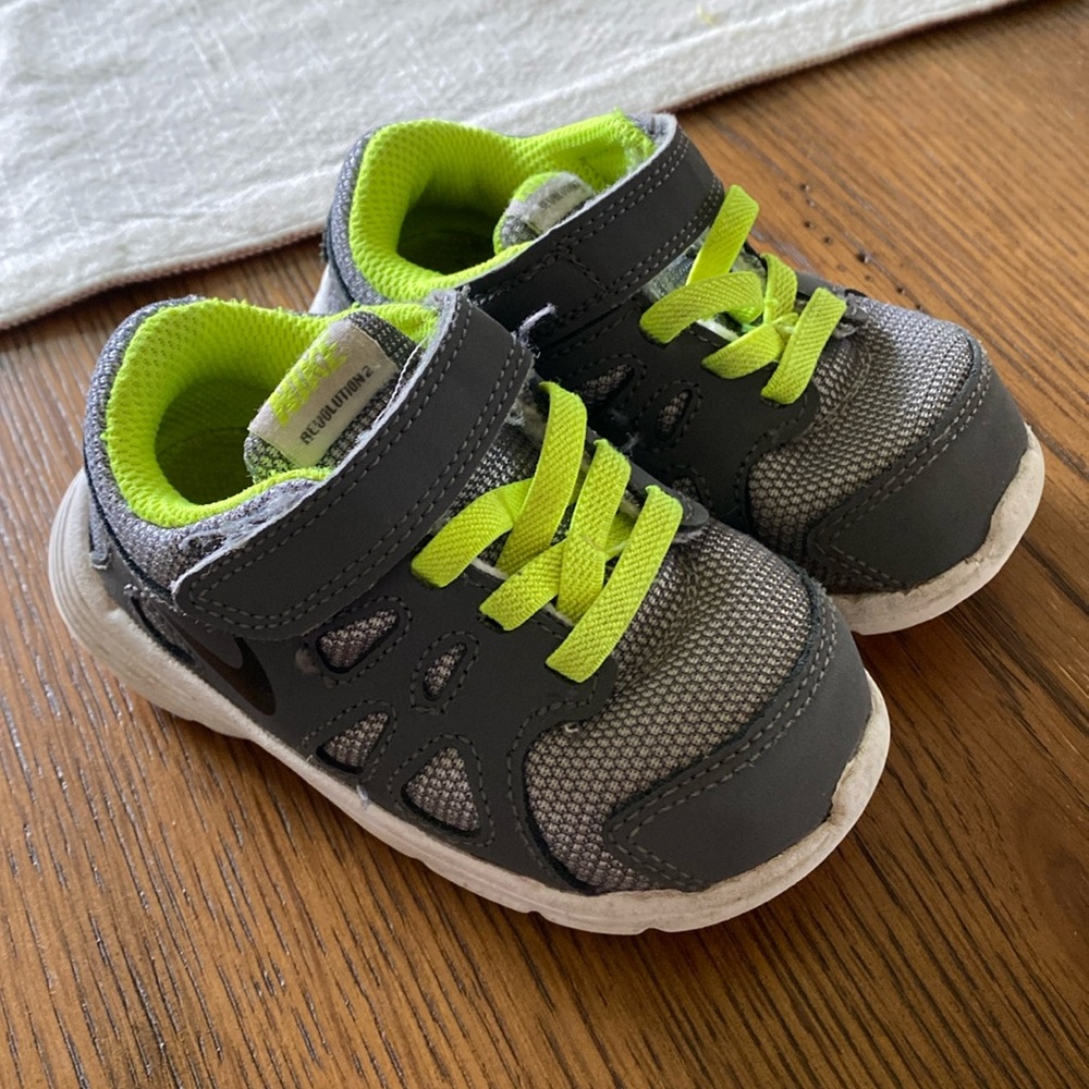 Nike revolution 2 toddler shoes